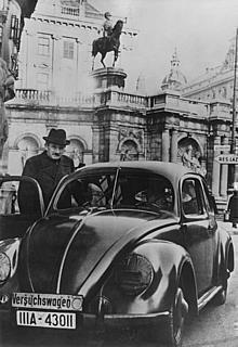 Ferdinand Porsche vor einem VW-Versuchswagen, 1940 